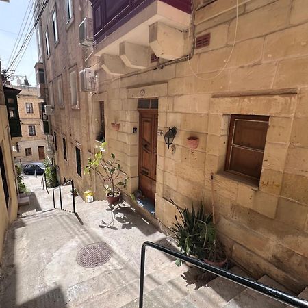Three Apartment Біргу Екстер'єр фото