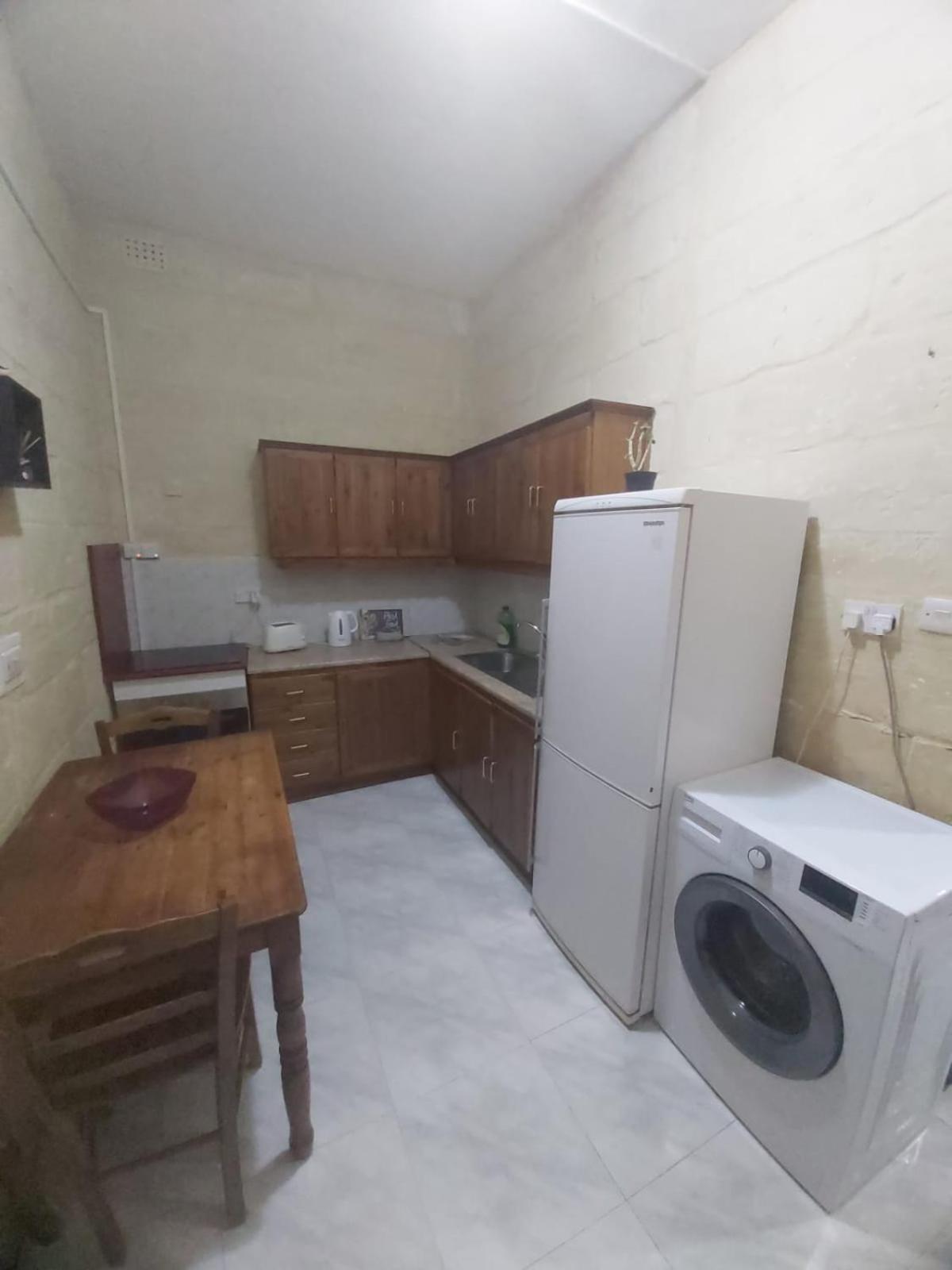 Three Apartment Біргу Екстер'єр фото